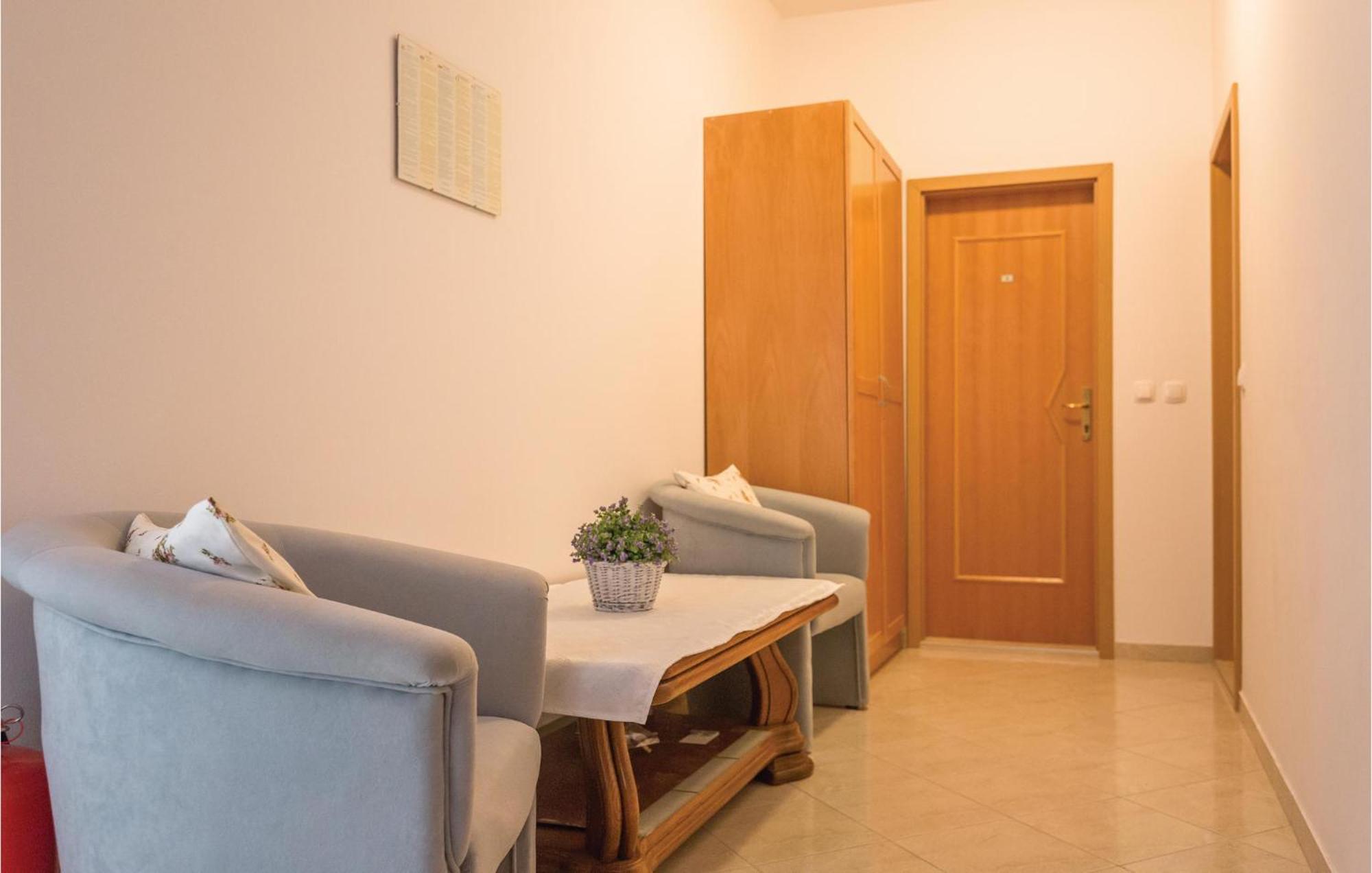 1 Bedroom Stunning Apartment In Makarska Exterior photo