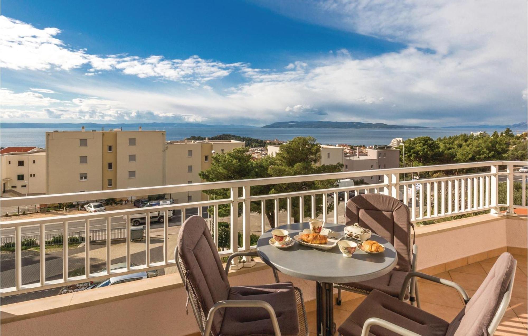 1 Bedroom Stunning Apartment In Makarska Exterior photo